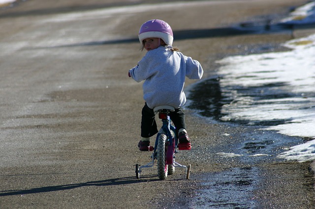 holčička na kole s kolečkama