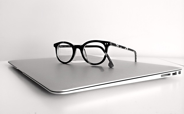 brýle na macBooku