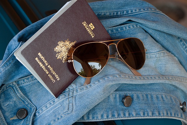 cestovní pas a brýle