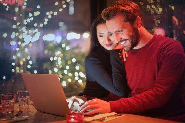 dva mladí lidé (muž a žena) spokojeně brouzdají po internetu